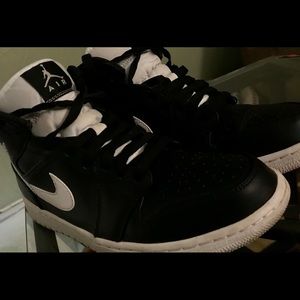 Jordan 1 Mids ‘Black White’